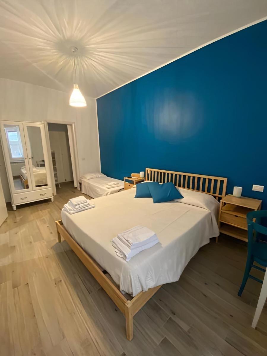 Camera matrimoniale con letto singolo aperto